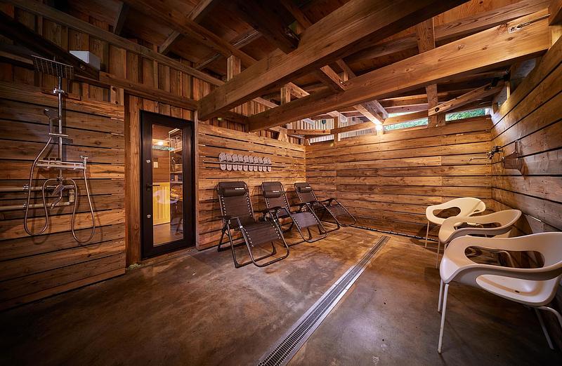木の香り漂うサウナ室