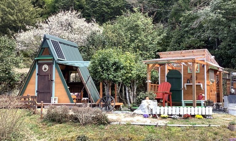 小屋の隣には露天風呂も併設しています。(右側:別途料金必要)
