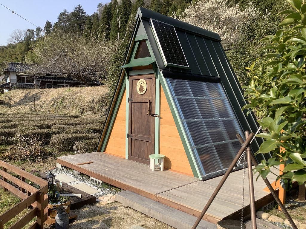 コテージ外観（大窓は跳ね上げ式）