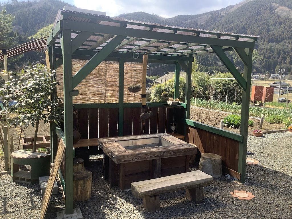 屋外囲炉裏（BBQなどが出来ます）