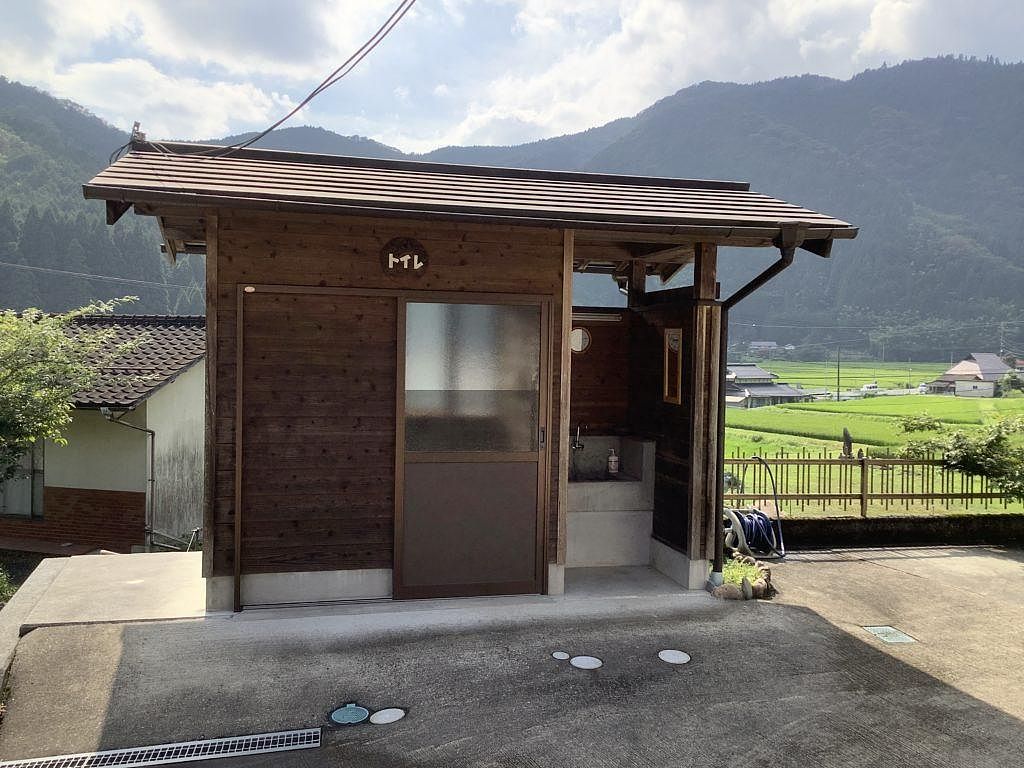 外トイレ（水洗式）と洗面所