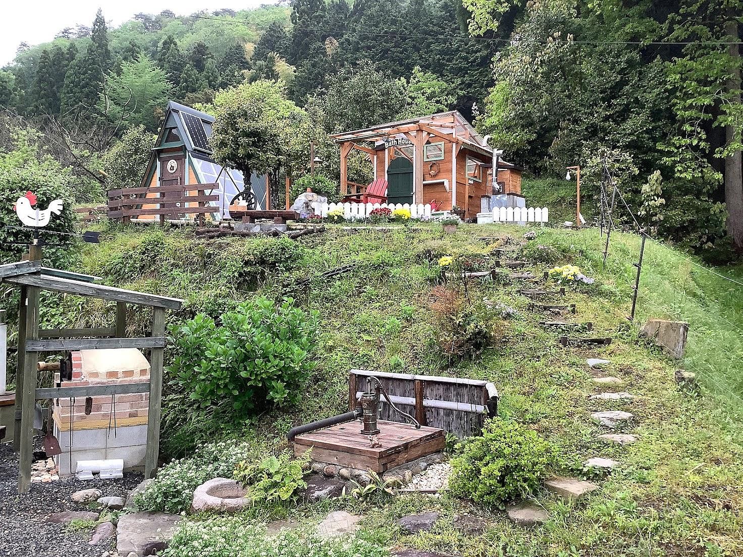 コテージの周辺（露天風呂・井戸・ピザ窯）