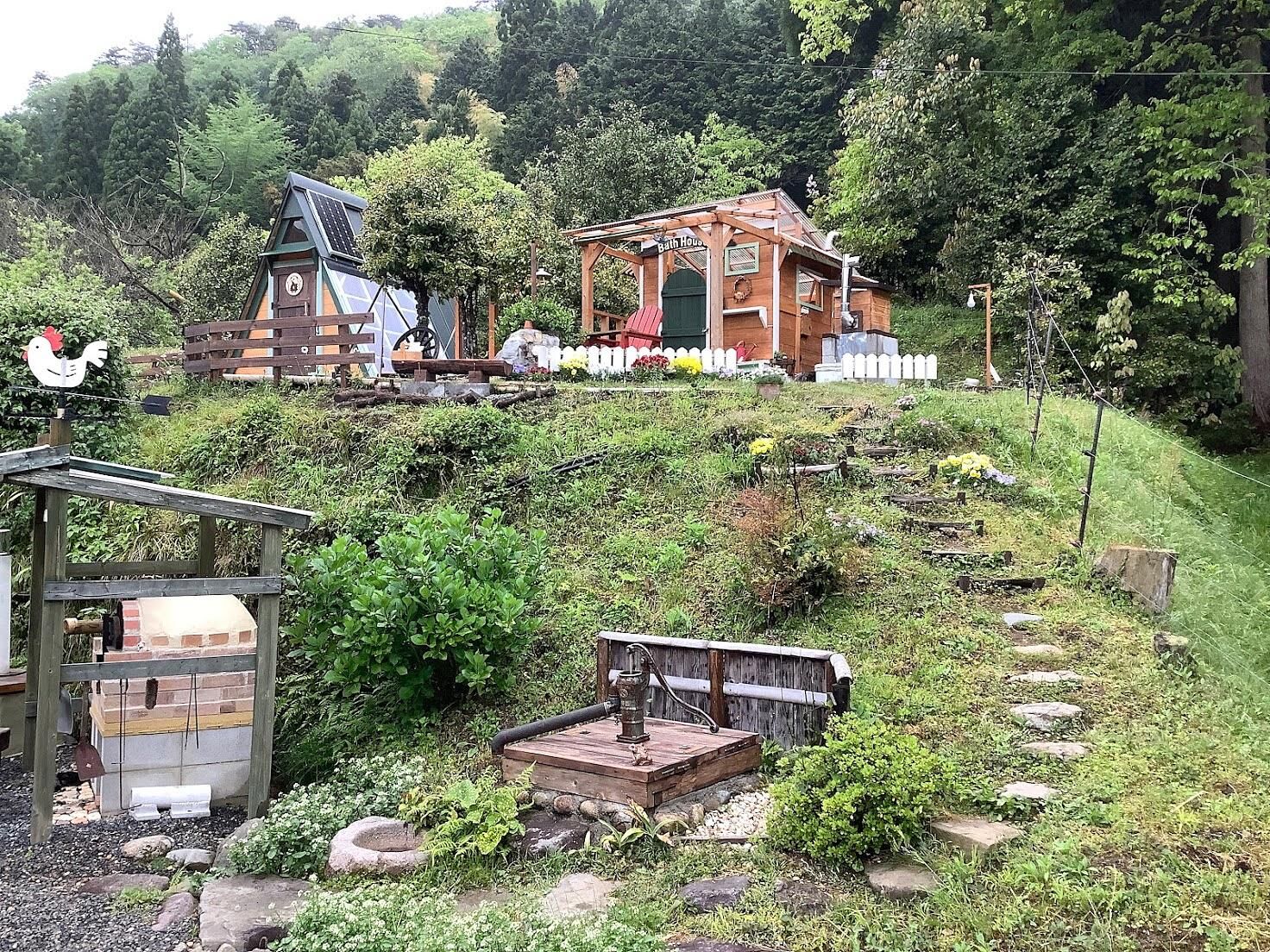 コテージの周辺（露天風呂・井戸・ピザ窯）