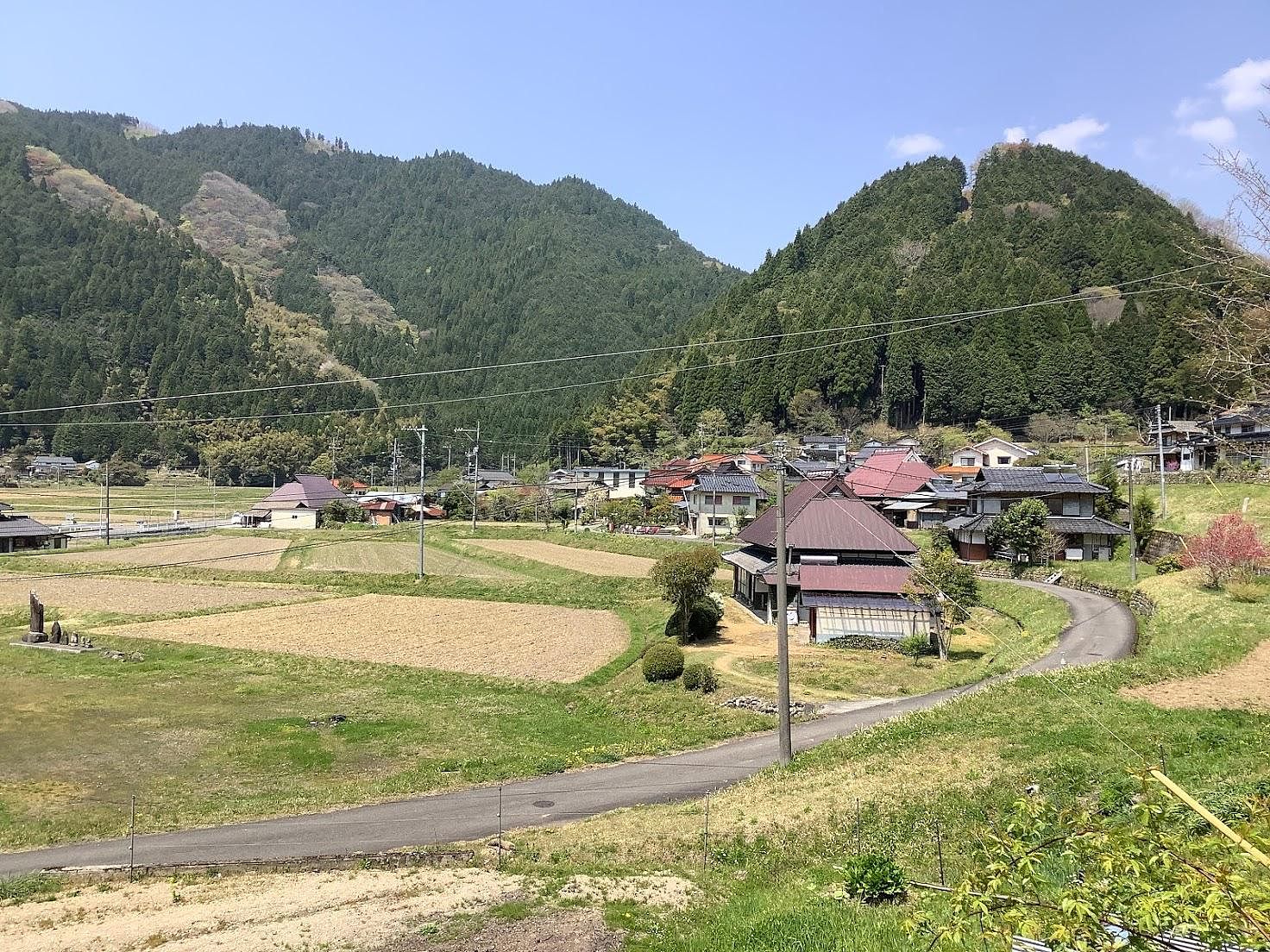 宿のある田舎の風景