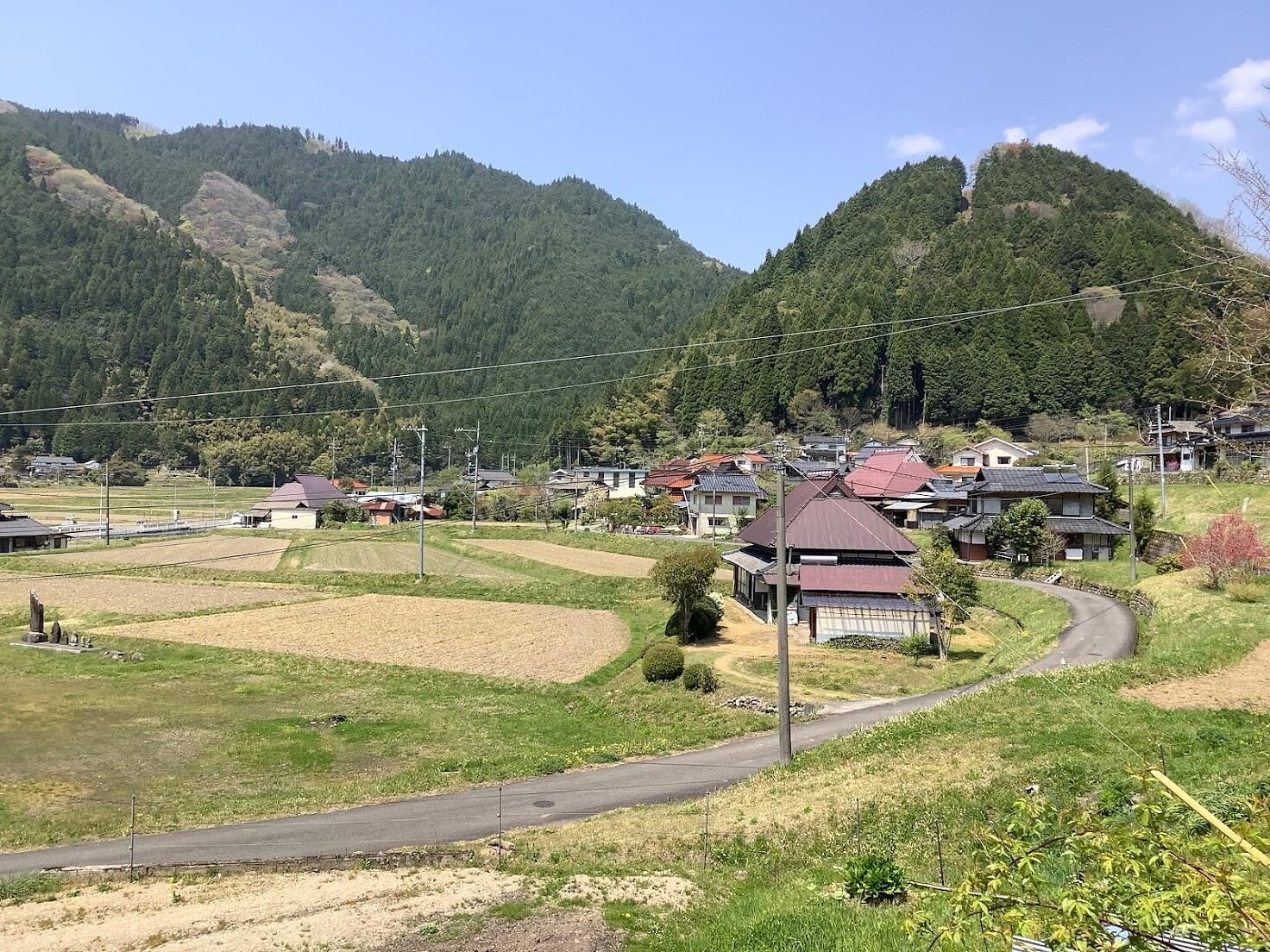 宿のある田舎の風景