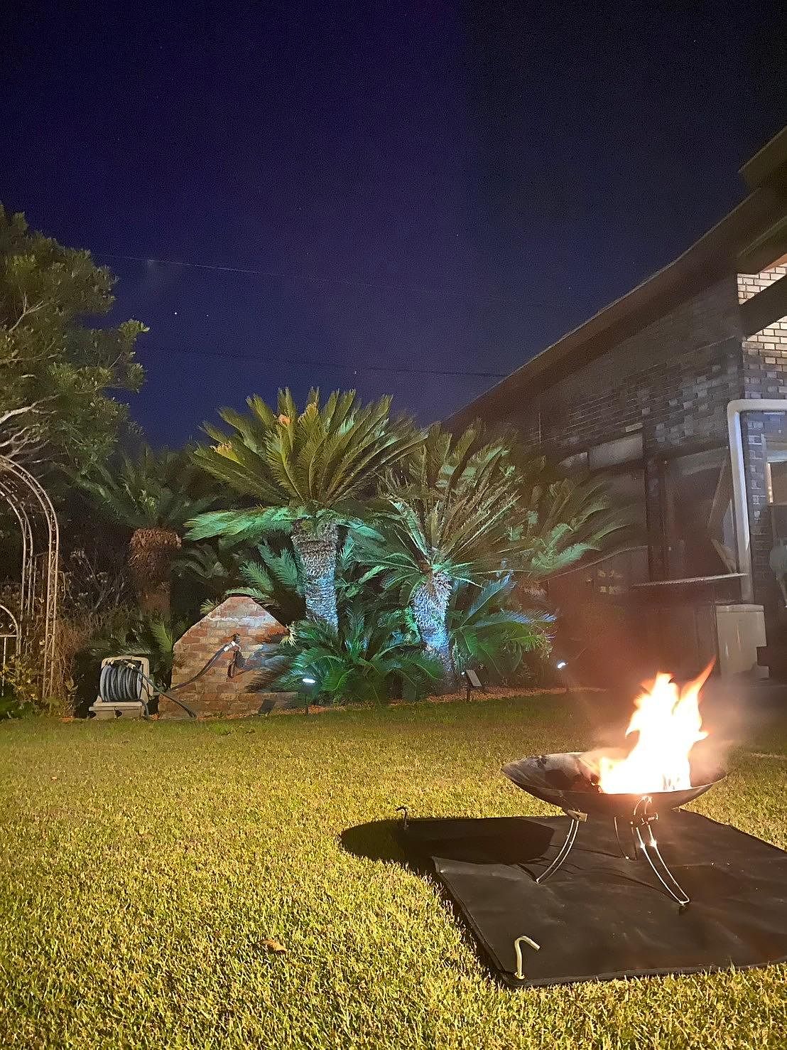 芝生の庭で、焚き火をしながら、夜空の星を眺めてみて下さいね。