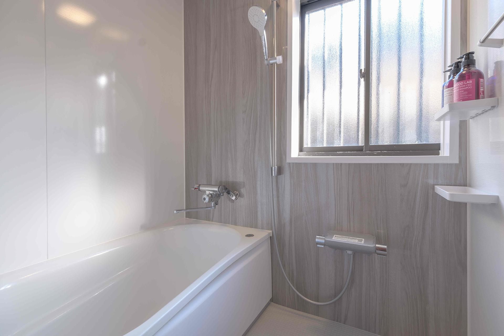 リフォームしたばかりの清潔なバスルーム