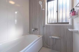 リフォームしたばかりの清潔なバスルーム