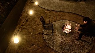 星空の下、炎を眺めながら語らう