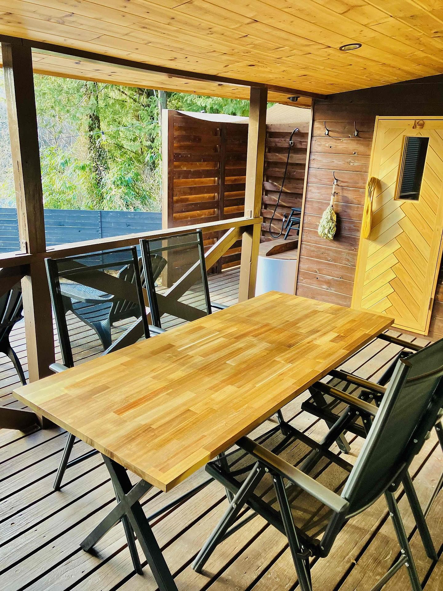 広々、屋根付きBBQスペース