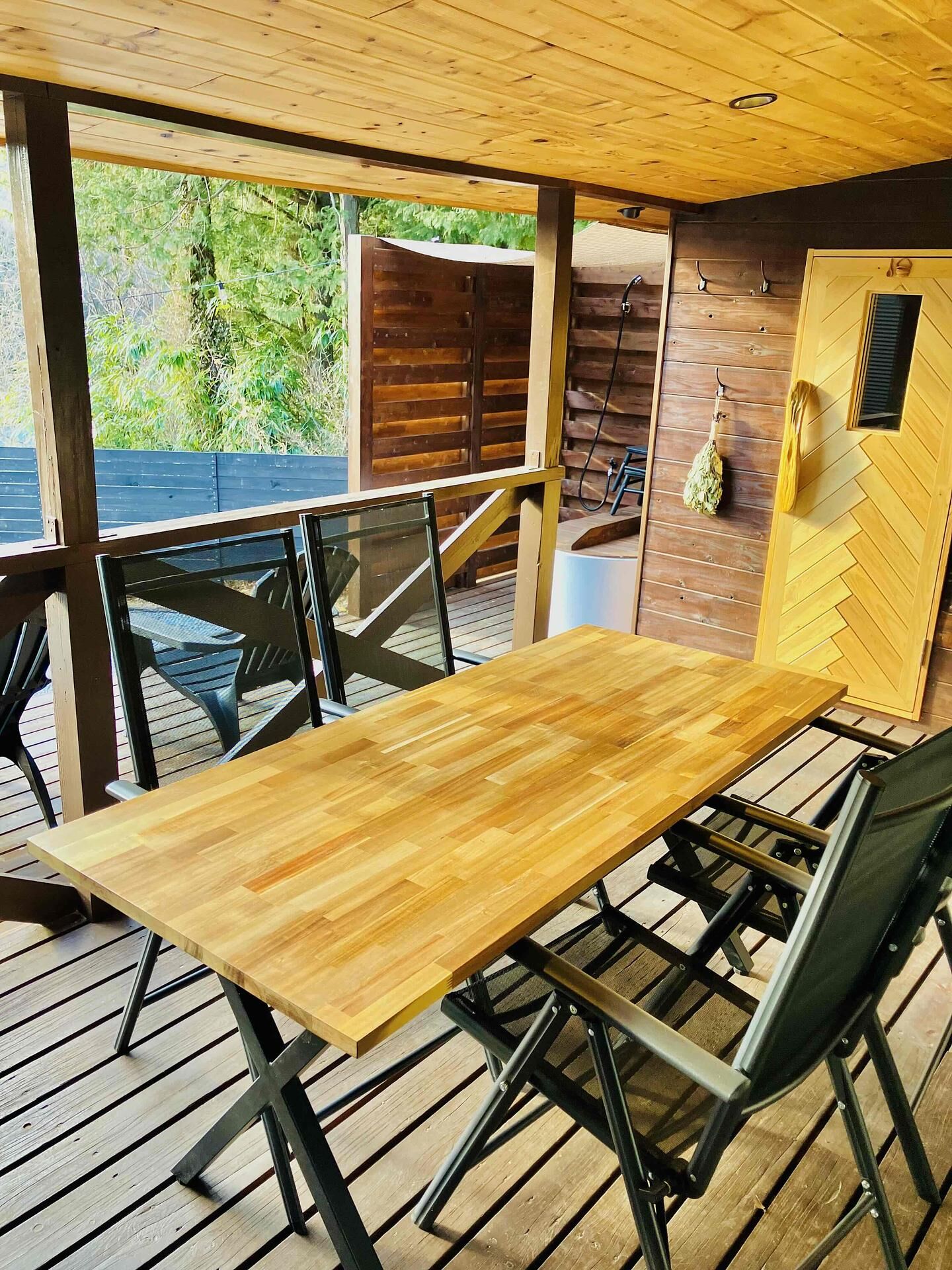 広々、屋根付きBBQスペース
