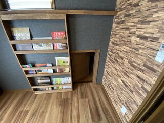 隠し扉。どこにつながっているかな?