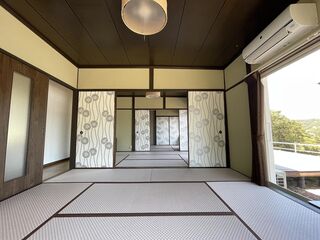 寝室は続き間、襖で間仕切り可能でプライベートも確保できます。