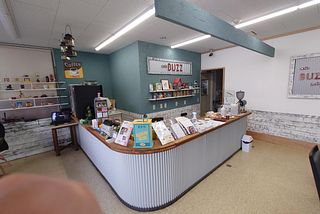 カフェギャラリー「BUZZ」挽きたての珈琲をどうぞ。500m