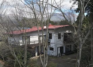 みらい荘全景です。向こうに見えるのは霧島連山です。