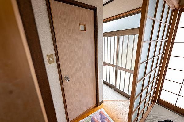 玄関玄関横には洋式のトイレがあります。