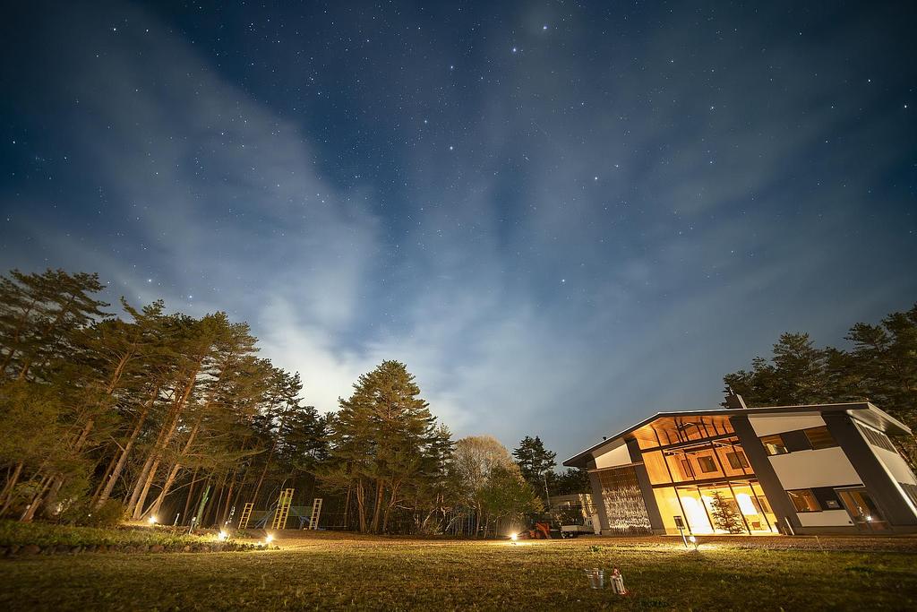 星空の下に佇むリゾートヴィラ