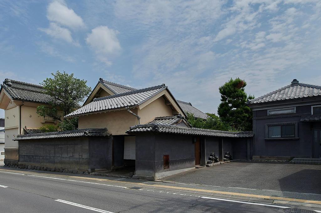 伝統的な和風建築が美しい「白藤」の外観と青空