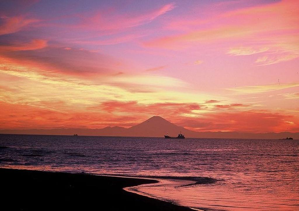 夕焼けに染まる富士山