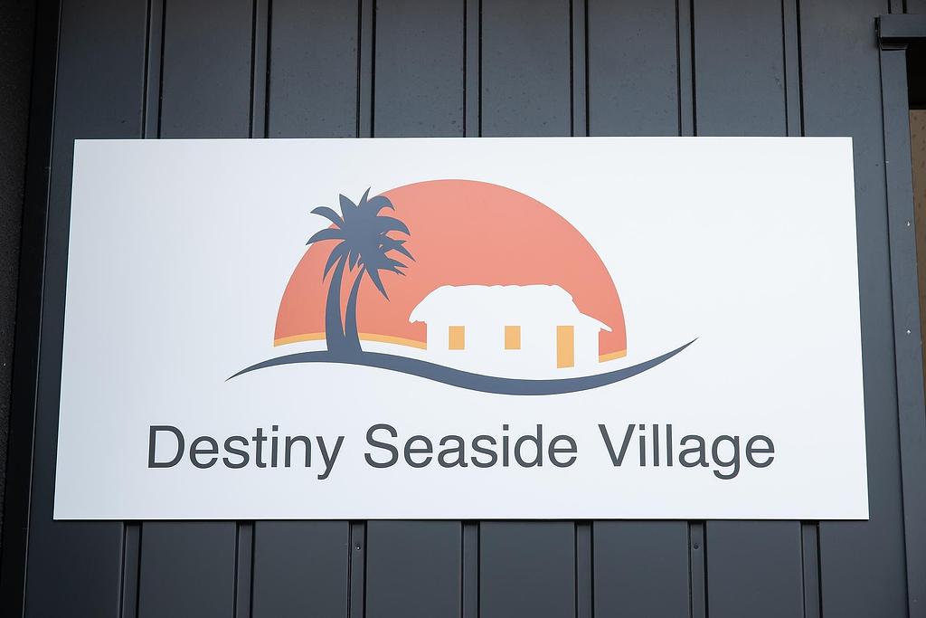 Destiny Seaside Villageのロゴ看板