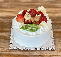 近隣人気ケーキ店のパティシエ手作りクリスマスケーキです。5号（約15cm）、4～6名様向けです。