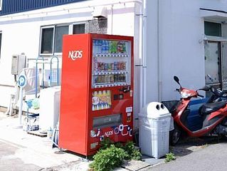 自販機の足元に灰皿を設置しております。