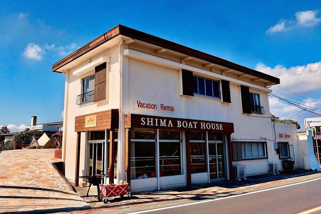 「SHIMA BOAT HOUSE」の外観と青空の広がる建物。