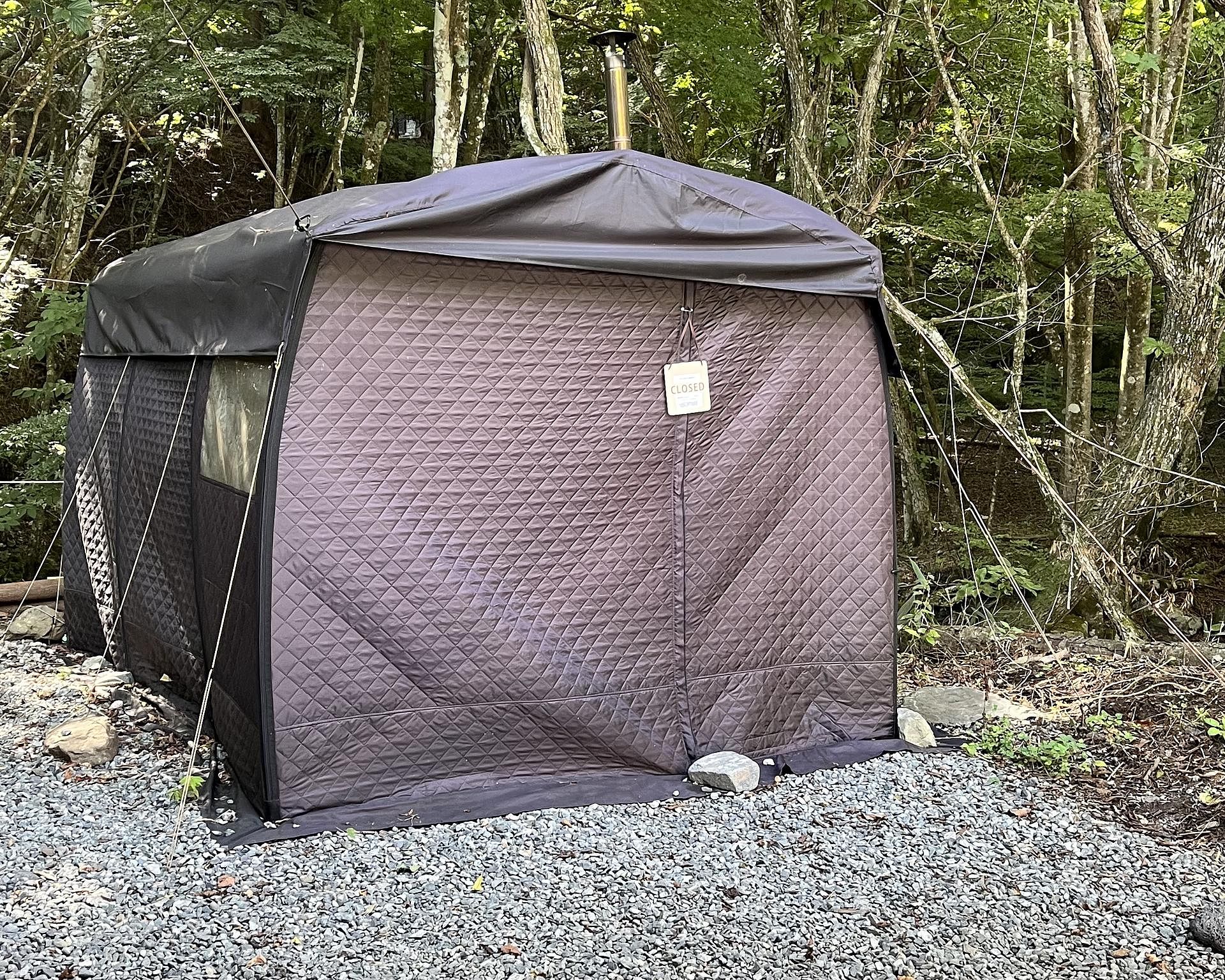 テントサウナは現在敷地内の小屋に常設しております。