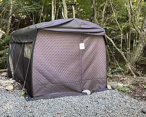 テントサウナは現在敷地内の小屋に常設しております。