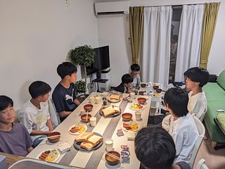 ダイニングで朝食