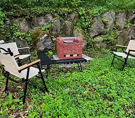 庭のBBQ窯です。網や炭などは専用のボックスに入ってます。（有料2,000円）