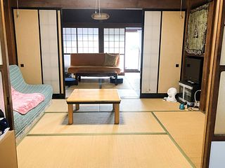 【部屋】純和風の畳、滑らかな障子、そして落ち着いた色合いの壁