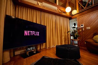 72インチの大型テレビ、Amazonプライム・ビデオ、U-NEXT、Netflixが見放題