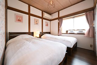 お部屋は2人～3人でおくつろぎいただけます。優しい雰囲気のお部屋その①です。