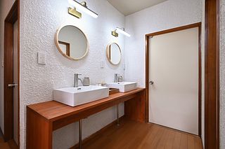 洗面所もトイレ前、お風呂場とたくさんあるので、ご出発前も焦らず身だしなみが可能です。