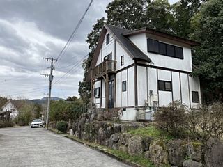 お車は施設付近の路上駐車になります。（別荘敷地内）