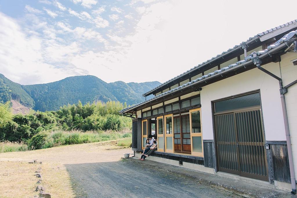 山々に囲まれた古民家宿「縁側のとき」の外観。