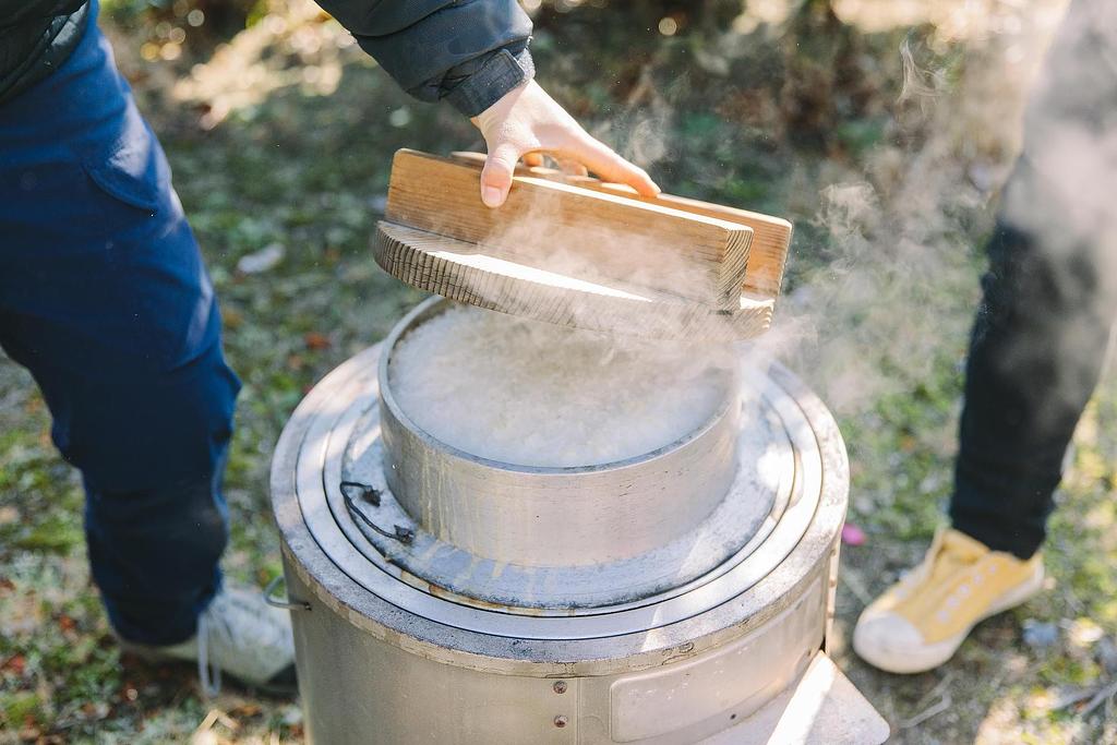 羽釜で炊かれるふっくらとしたご飯の様子。