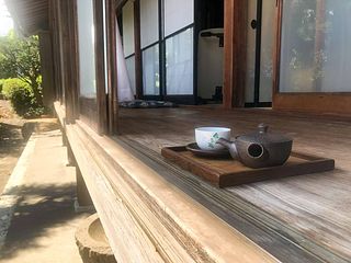 ・【縁側】伝統的な日本家屋の魅力を味わえる縁側。お茶を楽しみながら、静かなひと時をお過ごしください