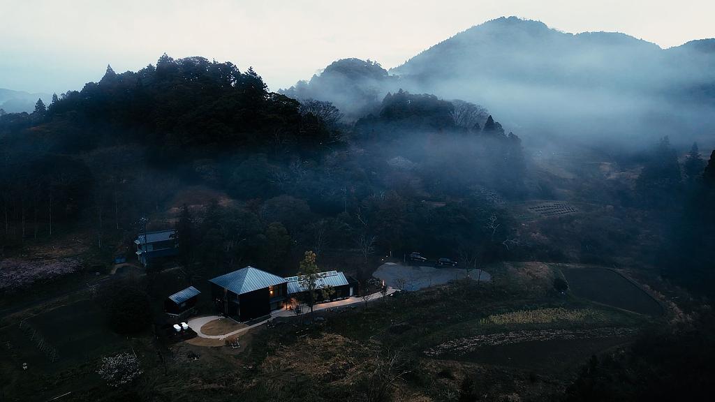 霧に包まれた山間の貸別荘と自然