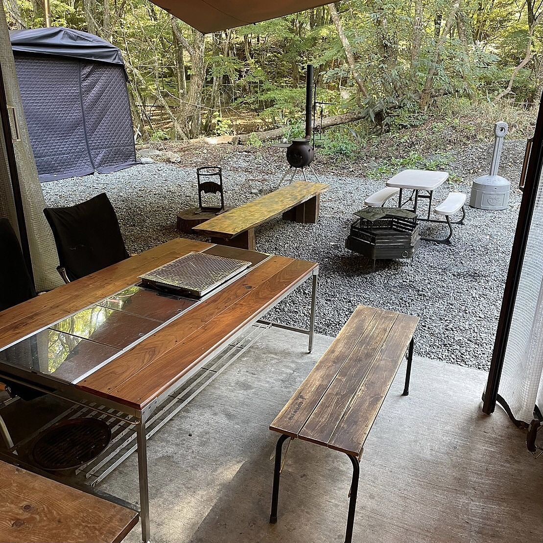 BBQの準備は万端！屋根付きテラスに大型タープで雨でも安心！