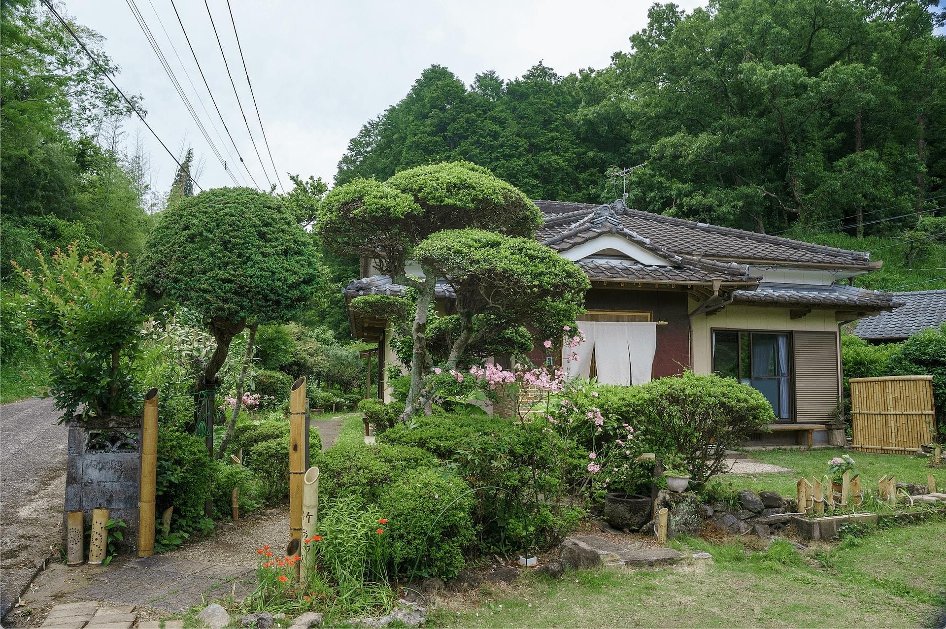 外観（日中）こちらは、宿の外観です。沢山のお花や緑で自然を堪能してください。