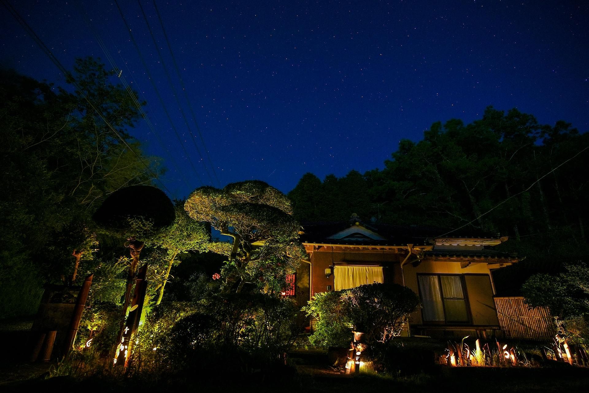 外観（夜景）こちらは、宿の外観です。満点の星空と竹灯籠のあかりを存分にお楽しみ頂けます。