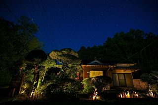 外観（夜景）こちらは、宿の外観です。満点の星空と竹灯籠のあかりを存分にお楽しみ頂けます。