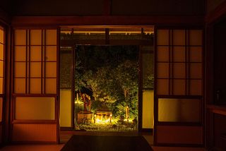 奥の間　６畳（夜景）こちらの部屋から眺める庭の景色で、ゆっくりお寛ぎください。