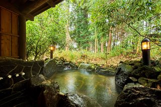 天ヶ瀬の湯 天然温泉の露天風呂です。大人4人がゆっくり入れる広さです。