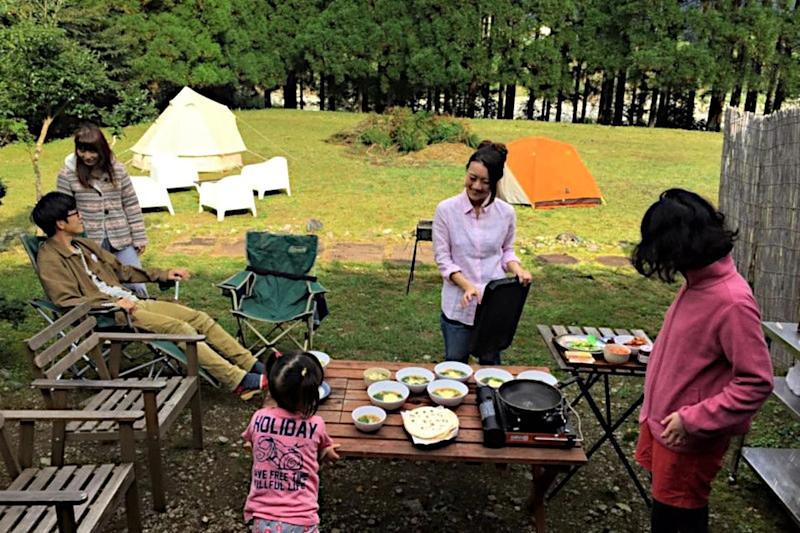 家族で楽しむキャンプ場の野外料理。