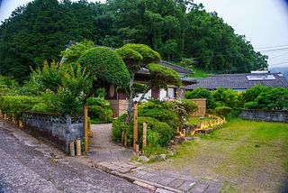 外観（日中）こちらは、宿の外観です。沢山のお花や緑で自然を堪能してください。