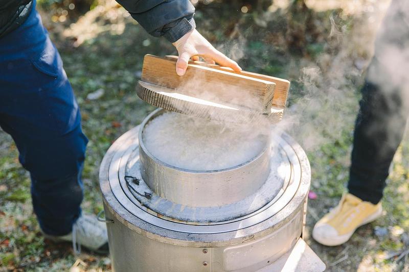 羽釜で炊き上がる湯気たつご飯