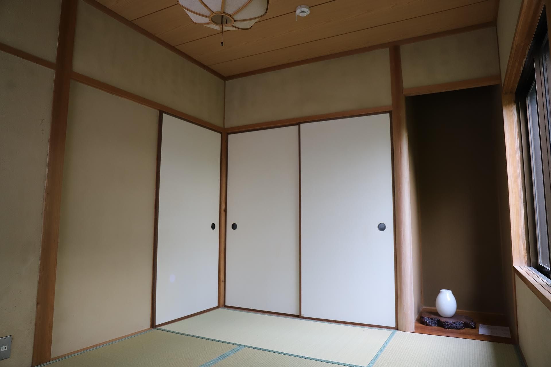 ・【2階和室】畳のお部屋で足をのばしてお寛ぎください